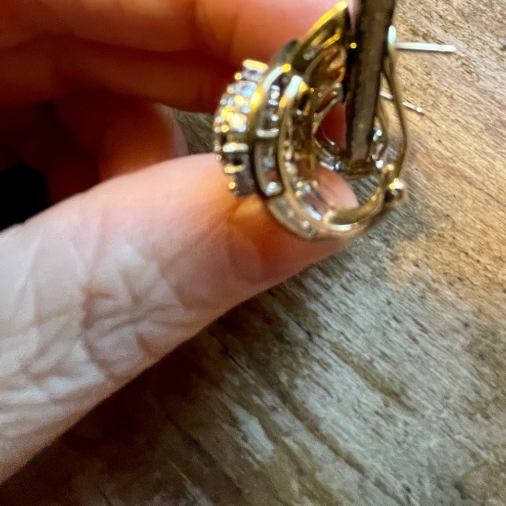 Stunning genuine diamonds set in solid 10 carat yellow gold earrings. - Picture 4 of 10